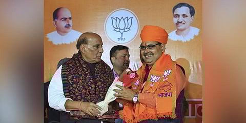 Defence Minister and BJP central observer for Rajasthan Rajnath Singh greets newly-elected Rajasthan Chief Minister Bhajan Lal Sharma during BJP Legislature Party meeting, in Jaipur. (Photo | PTI)