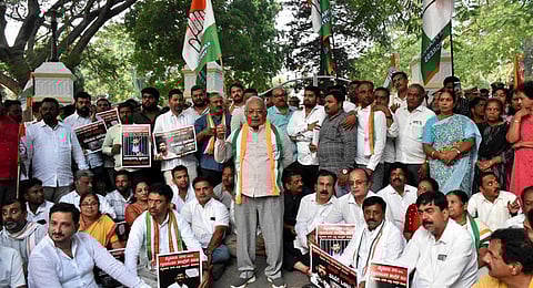 Protestors block Mysuru-Kodagu road