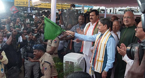 Governor Ravi flagging off Chennai-Varanasi special train on Friday. (Photo | Ashwin Prasath, EPS)