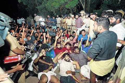 SFI activists raise slogans against governor at Calicut varsity on Saturday | Express