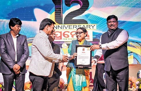 TNIE Editor Santwana Bhattacharya gives away an award at the anniversary celebration of Prameya and News7 in Bhubaneswar. (Photo | Debadatta Mallick, EPS)