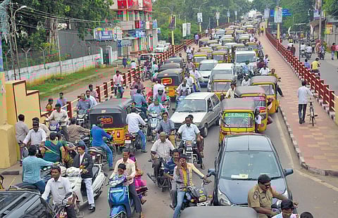 Traffic jam at Arundalpet flyover in Guntur city. (Photo I Express)