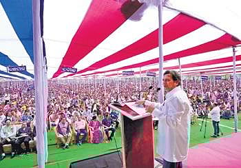 KISS founder Achyuta Samanta addressing the students’ guardians | EXPRESS