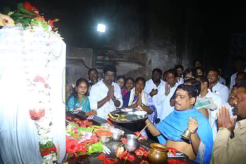 Panchayat Raj Minister Seethakka is seen offering prayers at the Ramappa Temple in Palampet village on Monday