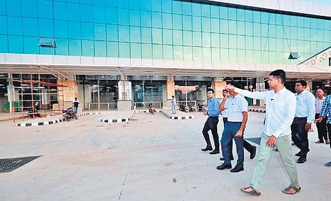 5T chairman VK Pandian reviewing progress of ISBT project | Express