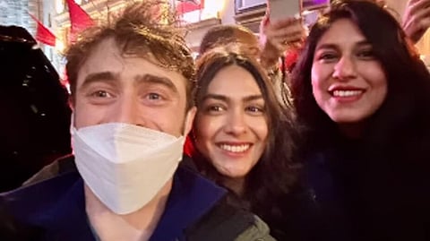 Daniel Radcliffe with Mrunal Thakur (center) and her sister (right)