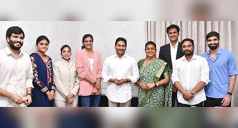 Aadudam Andhra meet: Shuttlers PV Sindhu, Kidambi Srikanth, archer Jyothi Surekha, ex-cricketer Ambati Rayadu, tennis players Saketh Myneni & Sheikh Jafrin, with CM Jagan | Express