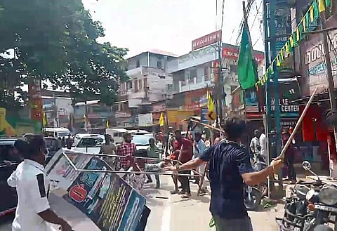 DYFI workers roughing up Youth Congress workers who had waves black flags at CM Pinarayi Vijayan at Kattakada on Friday. (Photo | Deepu BP, EPS)