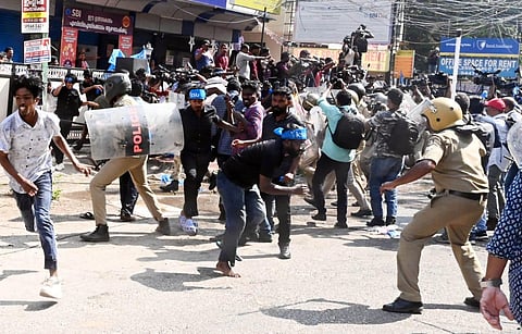 Police personnel resorting to lathi charge to disperse the KSU workers who took out a protest march to the state police headquarters on Thursday. (Photo | Vincent Pulickal, EPS)