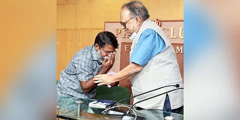 Murder convict Jayanandan expressing gratitude to Justice Narayana Kurup after the launch of his book ‘Pulari Viriyum Munpe’at a function held at Ernakulam Press Club on Saturday