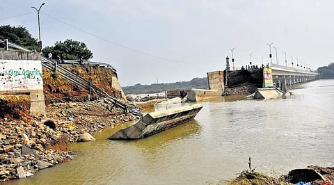 A bridge which was washed away by floods at Eral in Thoothukudi | V KARTHIKALAGU