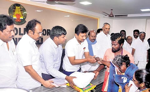 Udhayanidhi Stalin handing over the compensation to the family of a deceased in Tirunelveli | Express