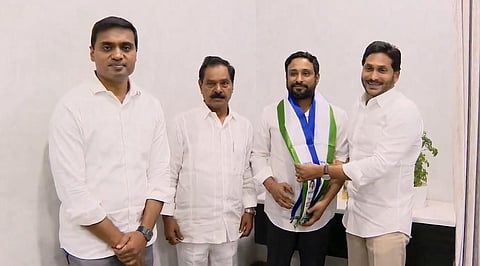 Chief Minister Y S Jagan Mohan Reddy welcomed Rayudu by putting a YSRCP scarf around his neck and embracing him. (Photo| X)