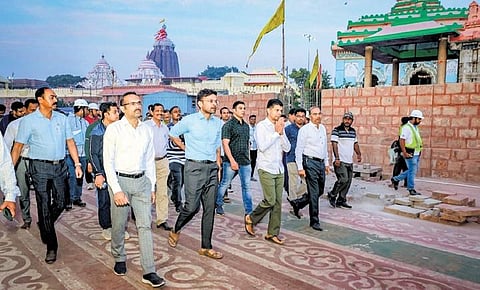 5T chairman VK Pandian reviewing heritage corridor project in Puri | Express