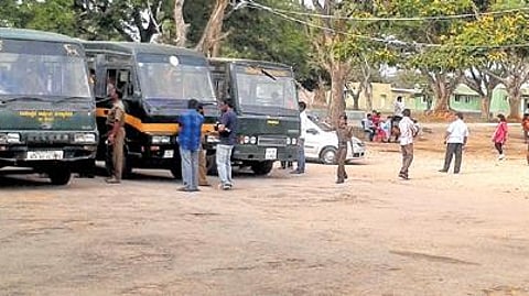 Image of safari vehicles at Bandipur Tiger Reserve.