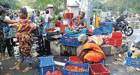 Many makeshift markets have cropped up on Pulianthope high road | Express