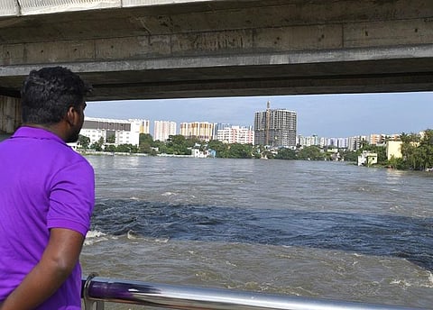 Flooding in the Adyar River has submerged a slum in Saidapet, Chennai. (Photo | Shiba Prasad Sahu, EPS)