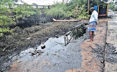Oil found in water at Thiruvottiyur in Chennai on Friday | P Jawahar