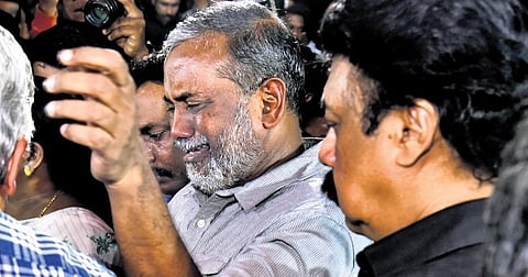 Agriculture Minister P Prasad breaks down upon seeing the mortal remains of CPI state secretary Kanam Rajendran | A Sanesh