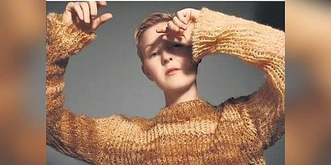 Created by transforming short hair into continuous threads and then spinning them into yarn, the biological fibres are dyed with natural pigments.