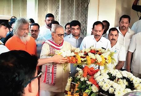 Governor Ganeshi Lal pays his last respect to Naba Das at his residence in Bhubaneswar | Shiba Prasad Sahu