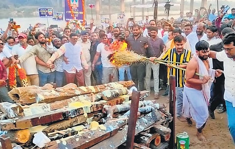 Bishal Das lighting the pyre of his father at the cremation ground in Kherual on Monday. (Photo | Express)