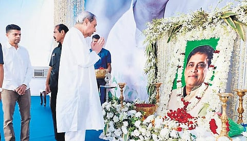 Chief Minister Naveen Patnaik paying tributes to late minister Naba Das | Express