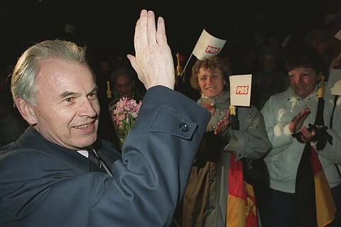Hans Modrow, East German Prime Minister, waves to the crowd at his first appearance at an election campaign event in Neubrandenburg, Tuesday, March 14, 1990. (File Photo | AP)