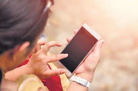 51% Gujarat women don’t have cellphone, 567 villages lack mobile connectivity
