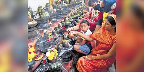 Devotees perform puja and offer prayers at a temple on Mahashivratri in Bengaluru on Saturday | Shashidhar Byrappa
