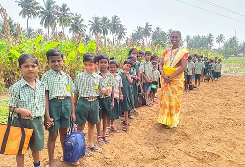 One-day local tour for tiny tots of Panchayat Union Middle school at Bommanampalayam