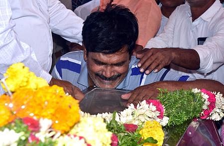 Preethi’s father breaks down during her funeral in Jangaon district on Monday