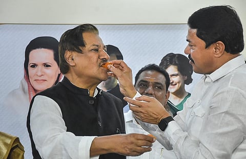 Maharashtra Congress President Nana Patole offers sweets to party leader Prithviraj Chavan after MVA's candidate Sudhakar Adbale won from Nagpur teachers' seat. (Photo | PTI)