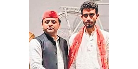 Sadaqat Khan, a conspirator in the 2005 murder is seen with SP Chief Akhilesh Yadav.