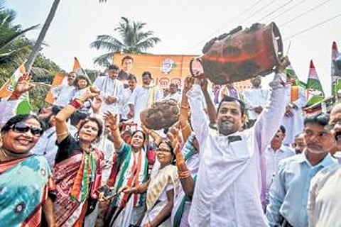 State Congress members stage protest in front of Raj Bhavan in Bhubaneswar on Monday | DEBADATTA MALLICK