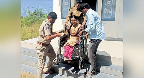 Prakasam police helping voter with physical disability at polling booth | Express