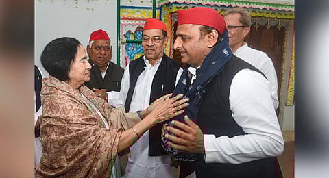 West Bengal Chief Minister Mamata Banerjee with Samajwadi Party Chief Akhilesh Yadav and National Vice-President Kironmoy Nanda during a meeting. (Photo | PTI)