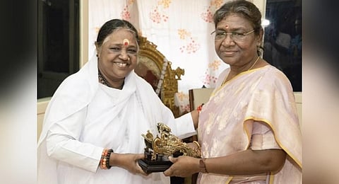 President Droupadi Murmu with Mata Amritanandamayi at Amritapuri in Kollam