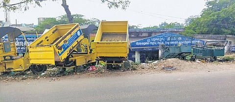 Battery vehicles and garbage bins lie damaged in Pasumbalur and V Kalathur villages in Perambalur district | Express