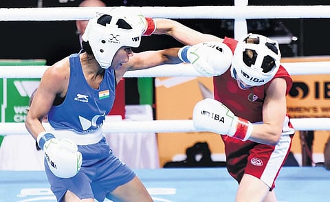 Nikhat Zareen (L) in action against Algeria’s Roumaysa Boualam | Parveen Negi