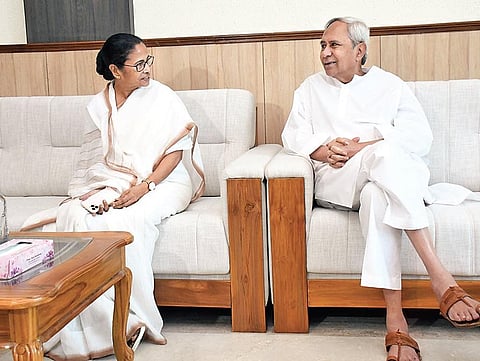 WB Chief Minister Mamata Banerjee interacting with her Odisha counterpart Naveen Patnaik. (File Photo | EPS)