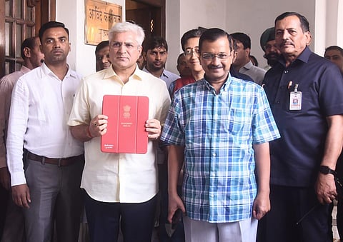 Delhi's Finance Minister Kailash Gahlot (L) and Chief Minister Arvind Kejriwal before the Budget session at the Delhi Vidhan Sabha, March.22, 2023. (Photo | Parveen Negi, EPS)