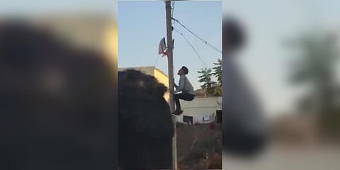 Agitators removing BJP flags from several poles