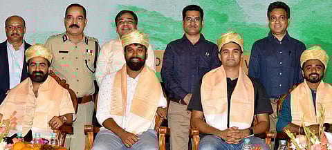 City Police Commissioner Pratap Reddy along with BBMP Chief Commissioner Tushar Girinath (extreme right) felicitate actor Anand, para-swimmer Sharat M Gaikwad and others in Bengaluru | Express