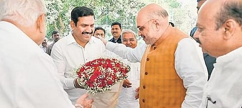 Time for Battle? BJP state vice-president BY Vijayendra welcomes Union Home Minister Amit Shah with a bouquet at former CM BS Yediyurappa’s Bengaluru residence recently. (Photo | Express)