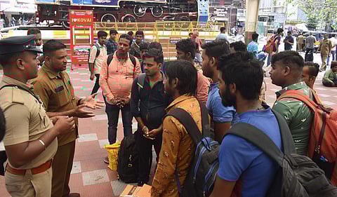 Police personnel explaining the situation to migrant workers. (Photo | S Senbagapandiyan, EPS)