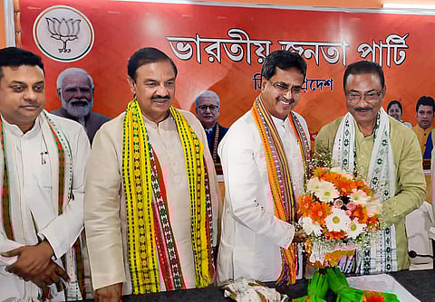 Tripura BJP President Rajib Bhattacharjee presents a bouquet to BJP leader Manik Saha after the latter was named as the next chief minister of Tripura. (Photo | PTI)