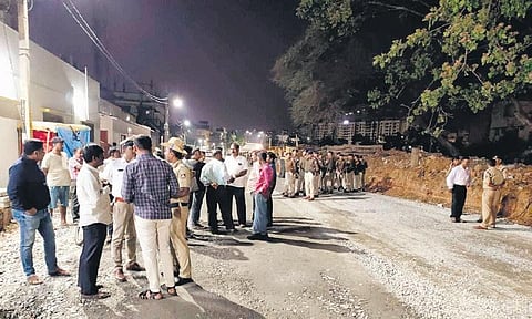 Officials of Railway Protection Force and Government Railway Police confront the BBMP officials, in Mathikere on Friday night | Express