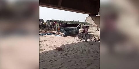 Over a dozen people are feared dead & many injured after a tractor trolley falls from a bridge into Garra river in Tilhar's Birsinghpur village | ANI