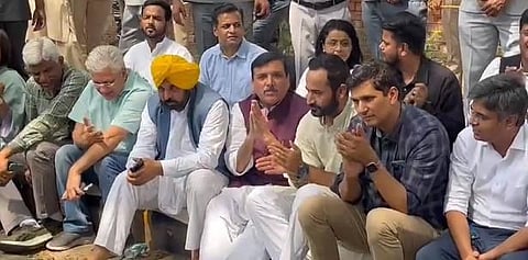 AAP leaders and workers protesting in front of CBI Headquarter in New Delhi (Photo | AAP @ Twitter)